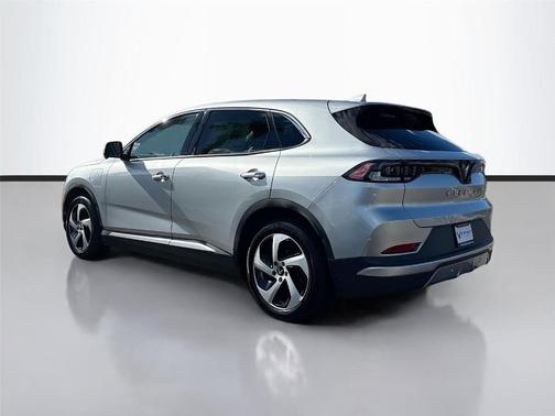 2025 VinFast VF 8 Eco