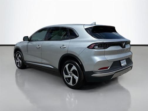 2025 VinFast VF 8 Eco