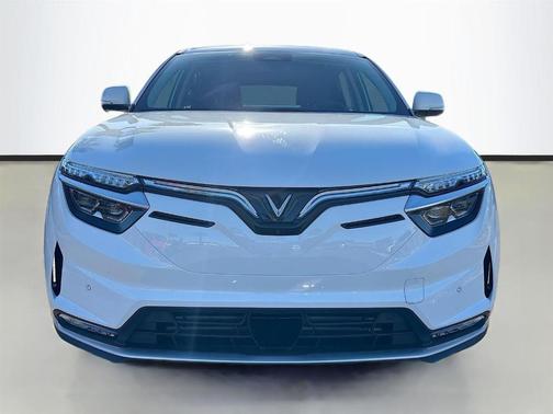 2025 VinFast VF 8 Eco
