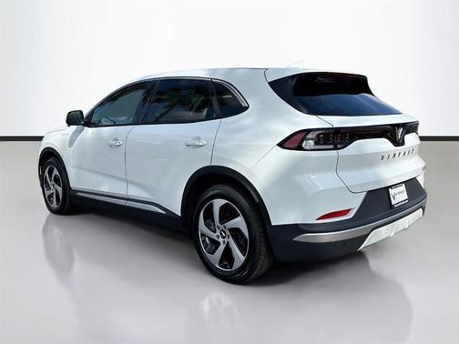 2025 VinFast VF 8 Eco