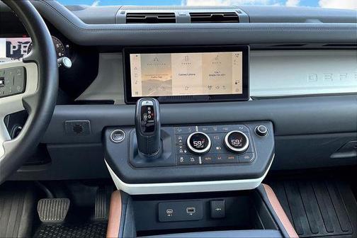2024 Land Rover Defender P500 SE