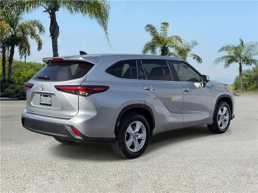 Celestial Silver Metallic 2024 Toyota Highlander XLE