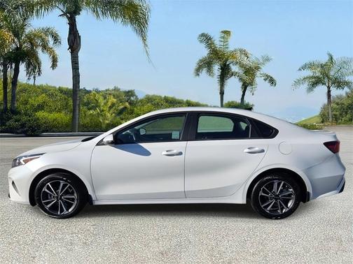 Snow White Pearl 2024 Kia Forte LXS