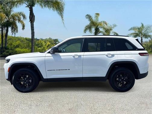 Bright White Clearcoat 2026 Jeep Grand Cherokee Altitude