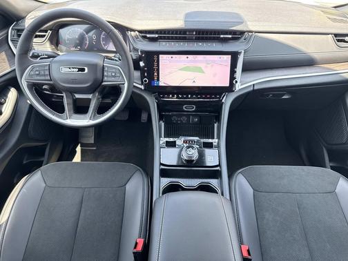 Bright White Clearcoat 2026 Jeep Grand Cherokee Altitude