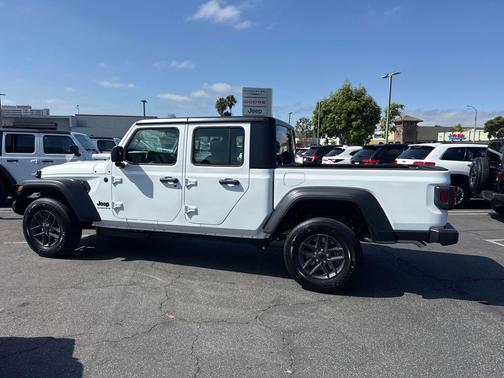 Bright White Clearcoat 2026 Jeep Gladiator Sport