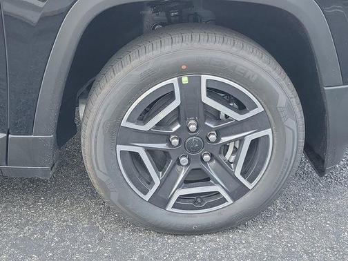 Diamond Black Crystal Pearlcoat 2026 Jeep Cherokee Laredo 4x4