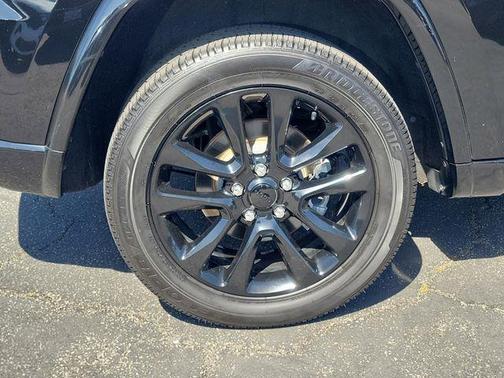 Diamond Black Crystal Pearlcoat 2019 Jeep Grand Cherokee Altitude