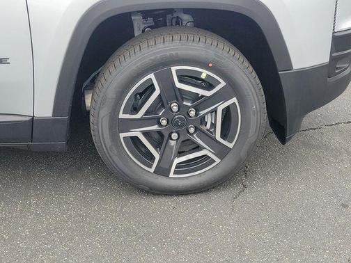 Silver Zynith Clearcoat 2026 Jeep Cherokee Laredo 4x4