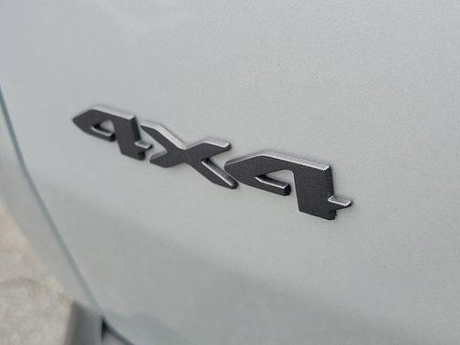 Silver Zynith Clearcoat 2026 Jeep Cherokee Laredo 4x4