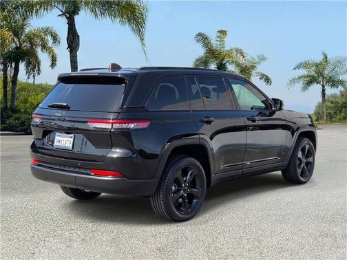Diamond Black Crystal Pearlcoat 2023 Jeep Grand Cherokee Altitude