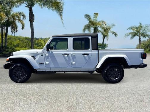 Bright White Clearcoat 2026 Jeep Gladiator Sport S