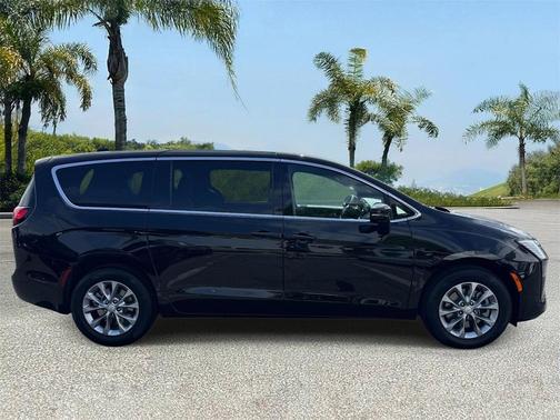 Diamond Black Crystal Pearlcoat 2027 Chrysler Pacifica L