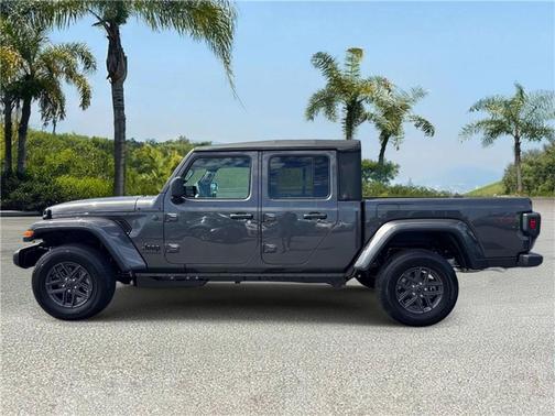 Granite Crystal Metallic Clearcoat 2026 Jeep Gladiator Sport S