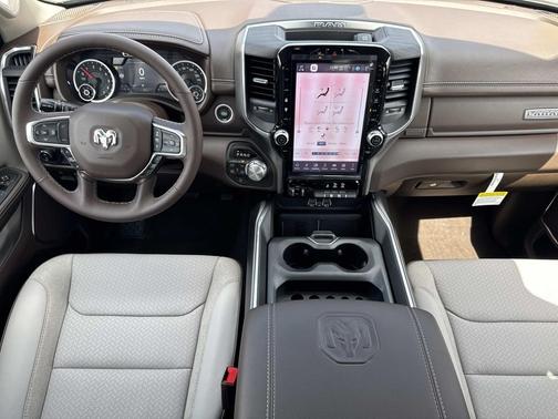 Diamond Black Crystal Pearlcoat 2026 RAM 1500 Laramie