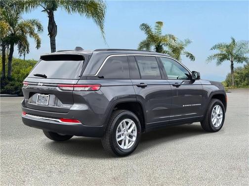 Baltic Gray Metallic Clearcoat 2026 Jeep Grand Cherokee Laredo