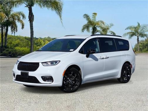 Bright White Clearcoat 2026 Chrysler Pacifica L