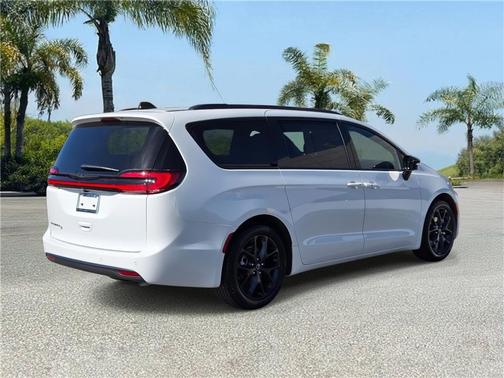 Bright White Clearcoat 2026 Chrysler Pacifica L