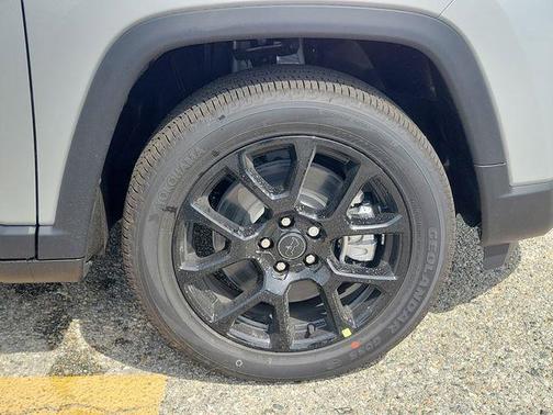Silver Zynith Metallic Clearcoat 2026 Jeep Compass Sport