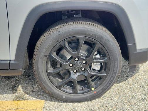Silver Zynith Metallic Clearcoat 2026 Jeep Compass Sport