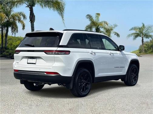 Bright White Clearcoat 2026 Jeep Grand Cherokee Altitude