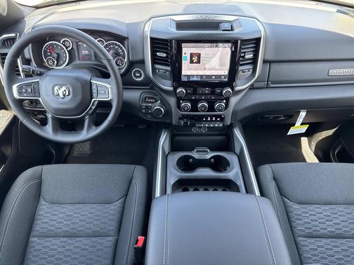 Diamond Black Crystal Pearlcoat 2026 RAM 1500 Big Horn/Lone Star