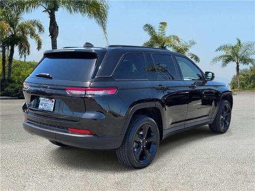Diamond Black Crystal Pearlcoat 2022 Jeep Grand Cherokee Altitude