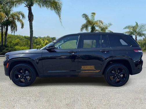 Diamond Black Crystal Pearlcoat 2023 Jeep Grand Cherokee Altitude
