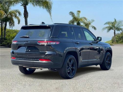 Diamond Black Crystal Pearlcoat 2023 Jeep Grand Cherokee Altitude