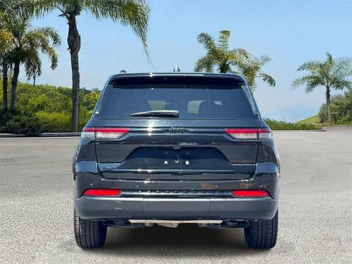 Diamond Black Crystal Pearlcoat 2023 Jeep Grand Cherokee Altitude