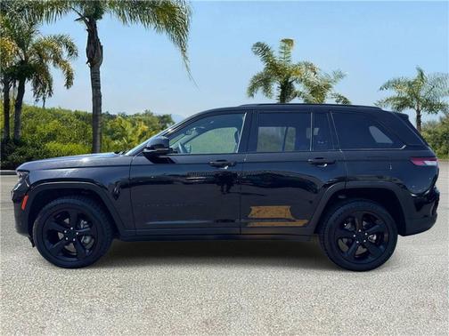 Diamond Black Crystal Pearlcoat 2023 Jeep Grand Cherokee Altitude