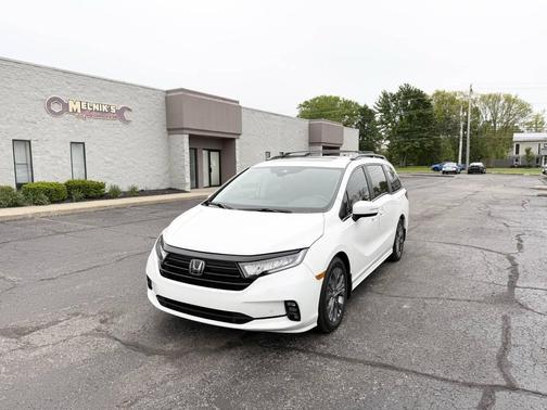 White 2025 Honda Odyssey Touring 4dr Mini Van
