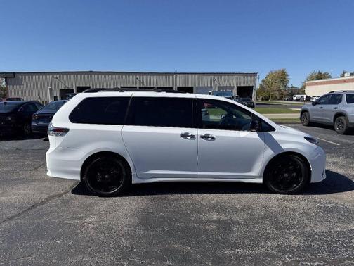 Super White 2020 Toyota Sienna SE