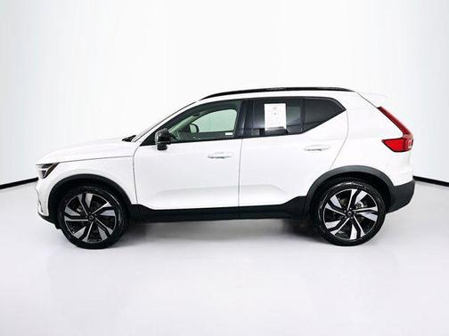 2025 Volvo XC40 Plus Dark Theme