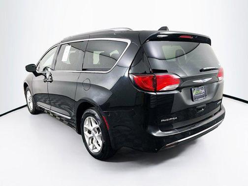 Brilliant Black Crystal Pearlcoat 2020 Chrysler Pacifica Limited
