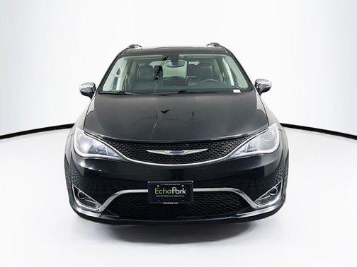 Brilliant Black Crystal Pearlcoat 2020 Chrysler Pacifica Limited