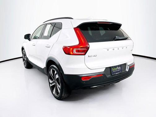 2025 Volvo XC40 Plus Dark Theme