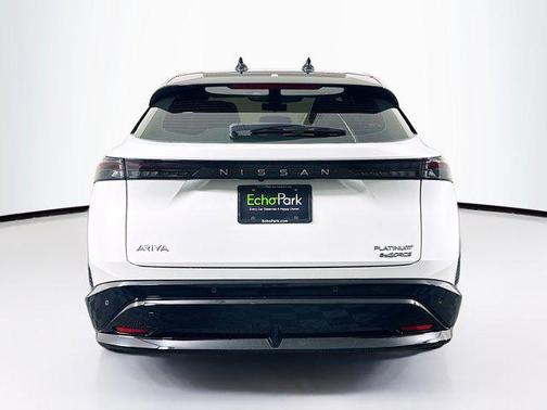 Everest White Pearl Tricoat/Black Diamond Pearl 2023 Nissan ARIYA PLATINUM+