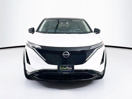 Everest White Pearl Tricoat/Black Diamond Pearl 2023 Nissan ARIYA PLATINUM+