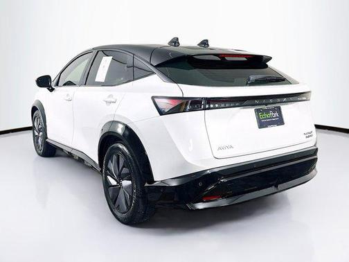 Everest White Pearl Tricoat/Black Diamond Pearl 2023 Nissan ARIYA PLATINUM+