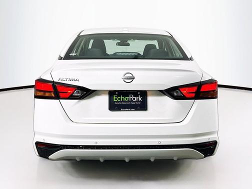 Glacier White 2025 Nissan Altima SV