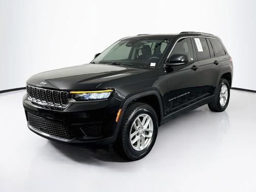 Diamond Black Crystal Pearlcoat 2023 Jeep Grand Cherokee Laredo