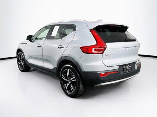 2025 Volvo XC40 Core Bright Theme
