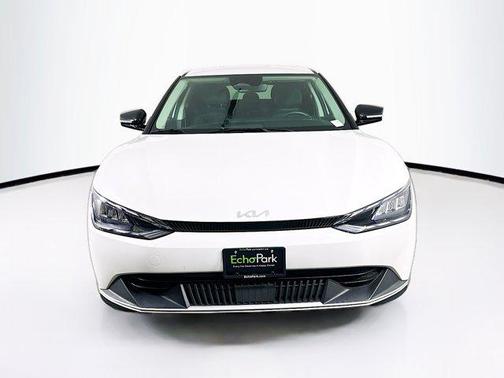Snow White Pearl 2024 Kia EV6 Light