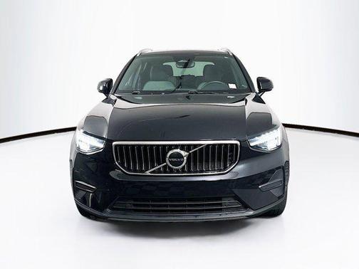 2025 Volvo XC40 Core Bright Theme