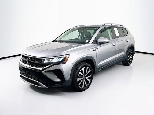 Platinum Gray Metallic 2024 Volkswagen Taos SE