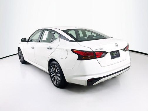 Glacier White 2025 Nissan Altima SV
