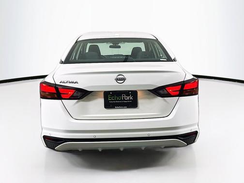 Glacier White 2025 Nissan Altima SV