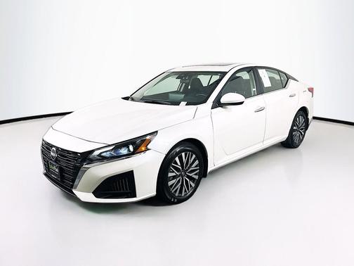 Pearl White Tricoat 2024 Nissan Altima 2.5 SV