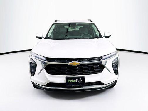 Summit White 2025 Chevrolet Trax LT